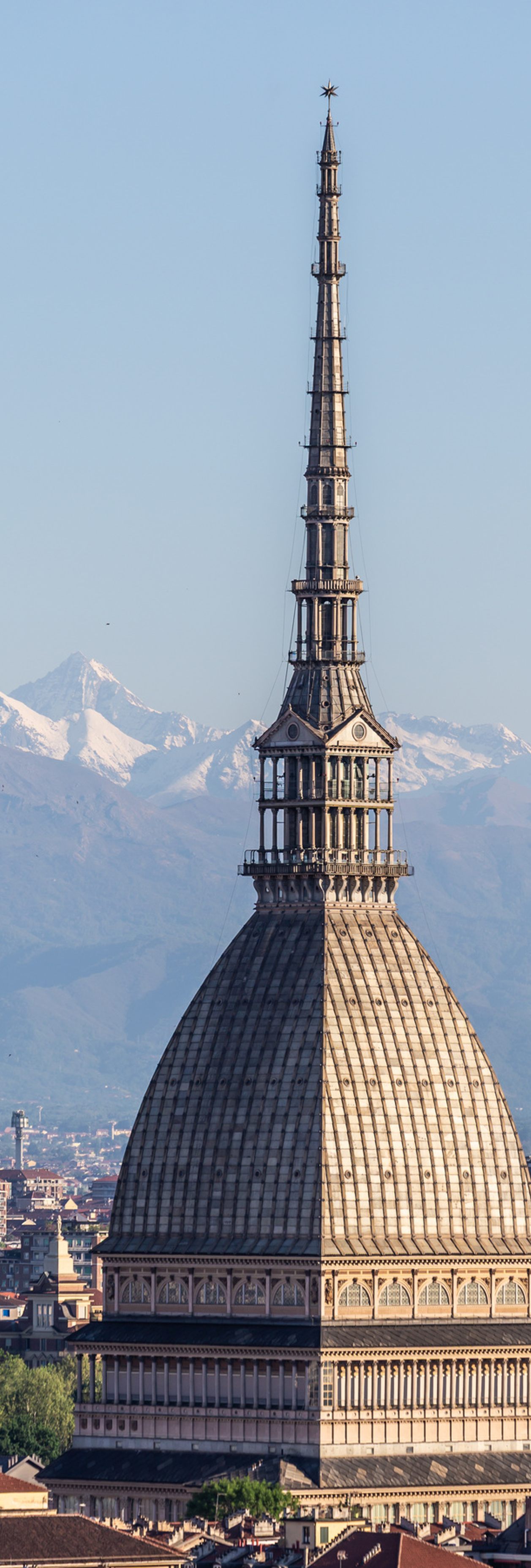 Mole Antonelliana con montagne sullo sfondo